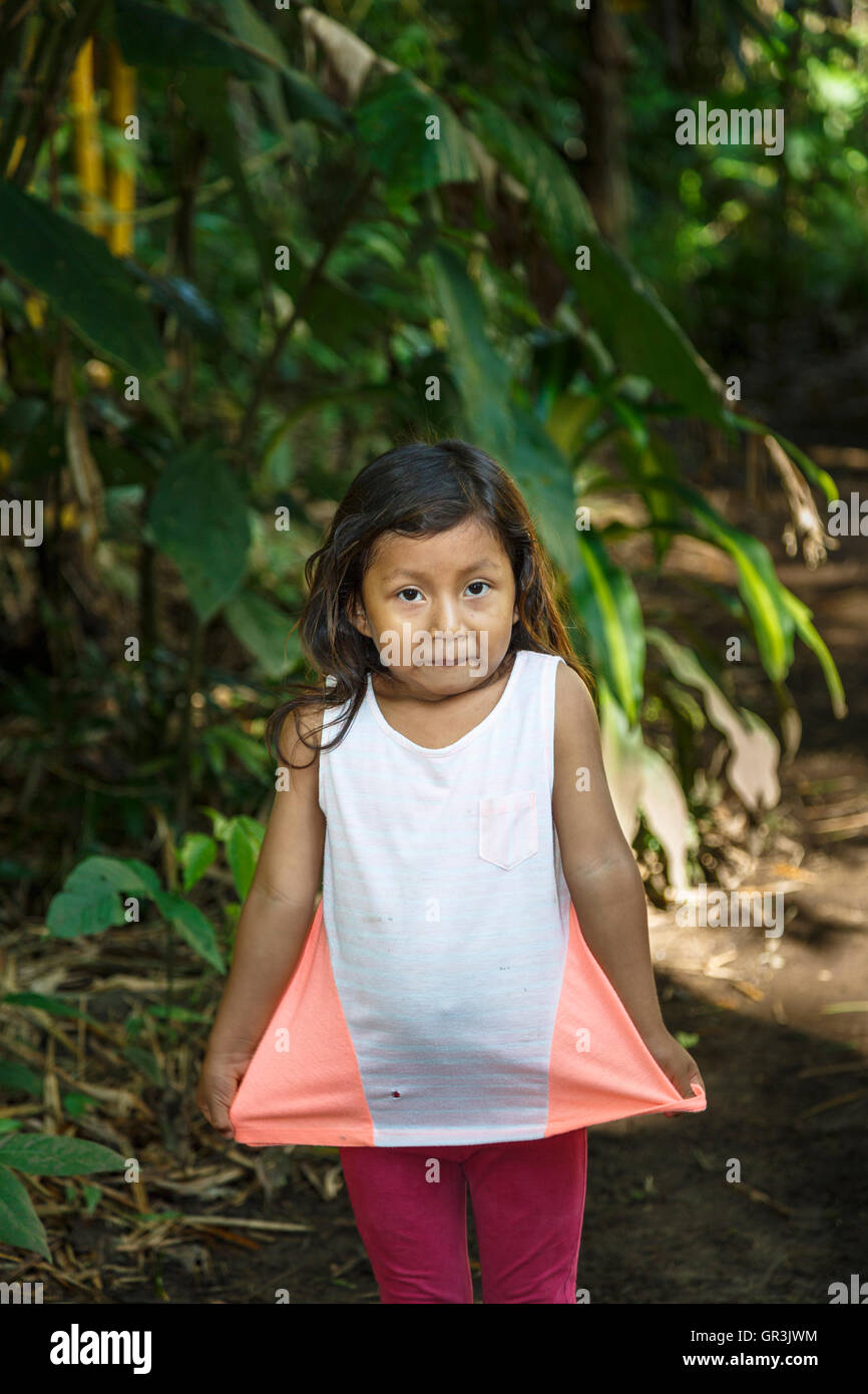 Jeune fille locale avec expression étrange à l'Pilchi rural village communautaire sur le fleuve Napo (un affluent de l'Amazone), Equateur, Amérique du Sud Banque D'Images