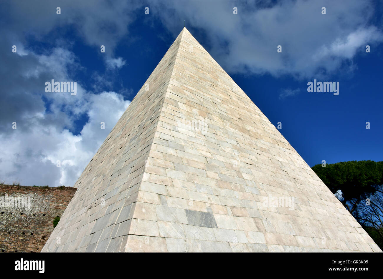 Et blanc en Pyramide de Cestius, partie de Rome vieux murs Banque D'Images