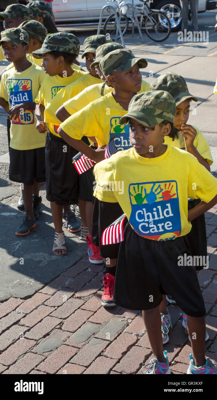 Detroit, Michigan - Les enfants attendent pour Detroit's Labour Day Parade, port shirts appelant à un salaire de 15 $ pour les travailleurs de garderies. Banque D'Images