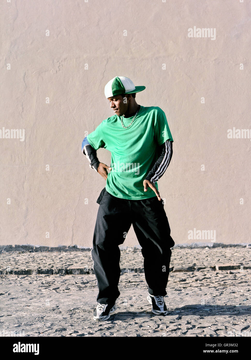 Des membres de la troupe de danse hip hop des pompes 'effectuer et de poser pour des portraits dans les rues de Sao Felipe, Fogo, Cap-Vert Banque D'Images