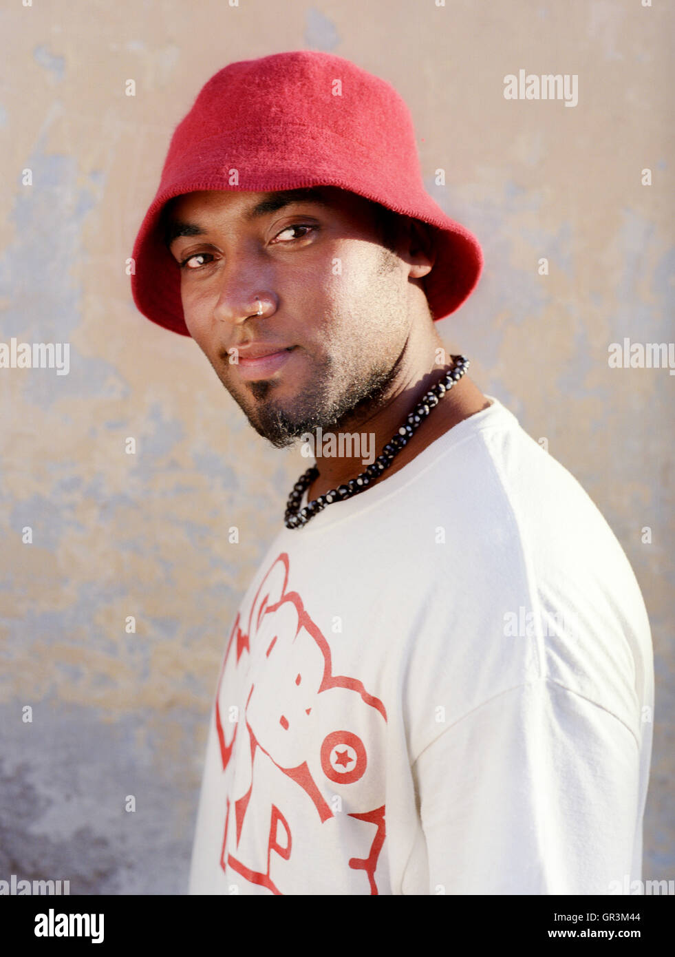 Des membres de la troupe de danse hip hop des pompes 'effectuer et de poser pour des portraits dans les rues de Sao Felipe, Fogo, Cap-Vert, Islan Banque D'Images