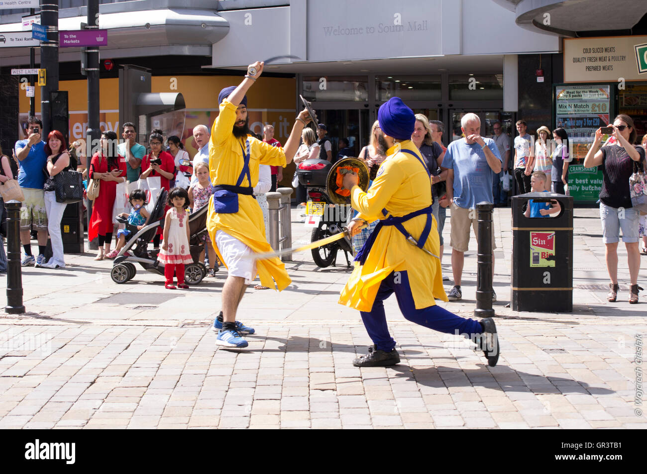 Le Vaisakhi, défilé Sikh à Doncaster (Royaume-Uni) - prévôt d'art au centre ville Banque D'Images