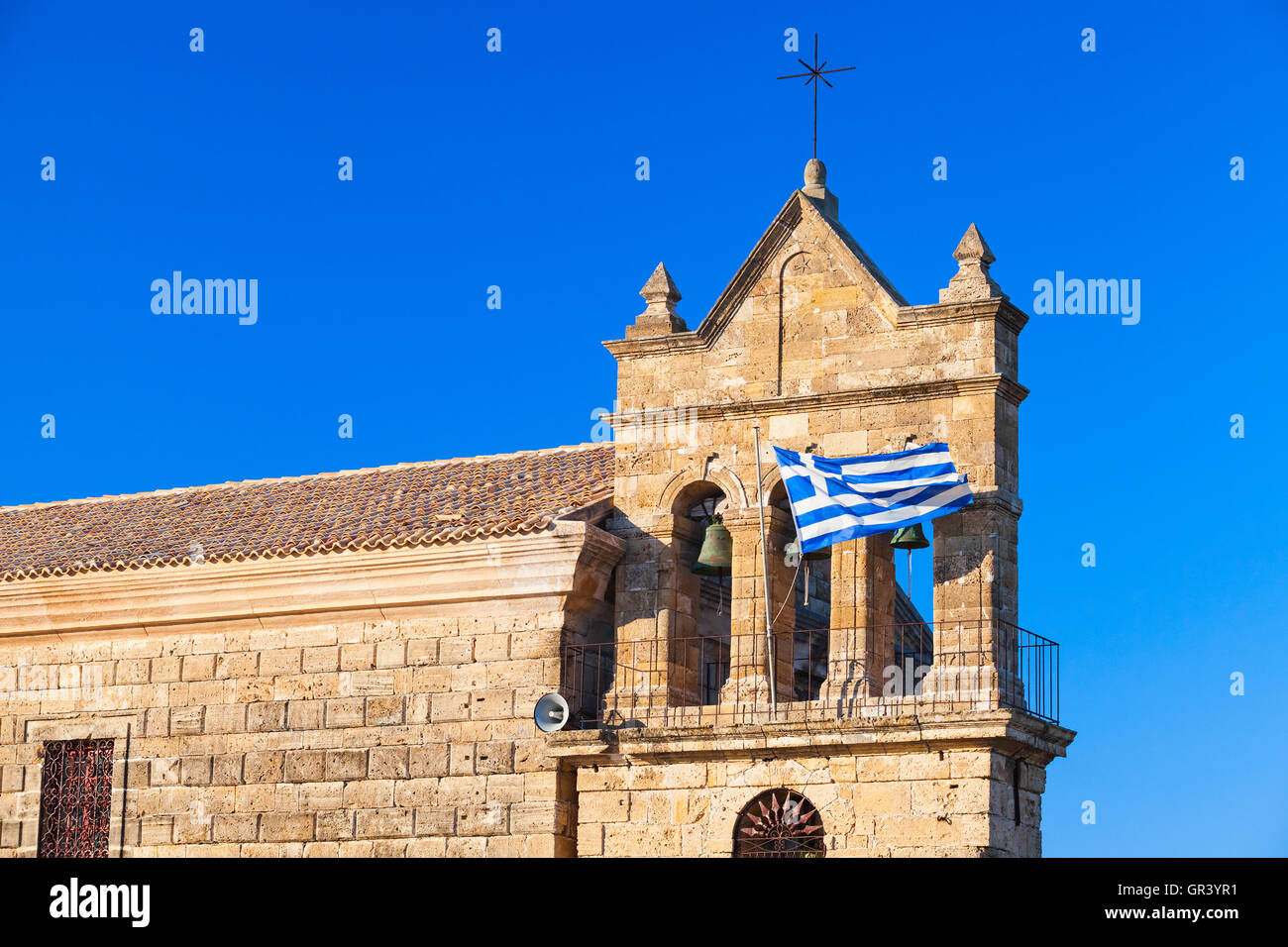 En agitant le drapeau grec sur le clocher de l'église Saint Nicholas Molou sur place Solomos. Zakynthos, île grecque dans la mer Ionienne Banque D'Images
