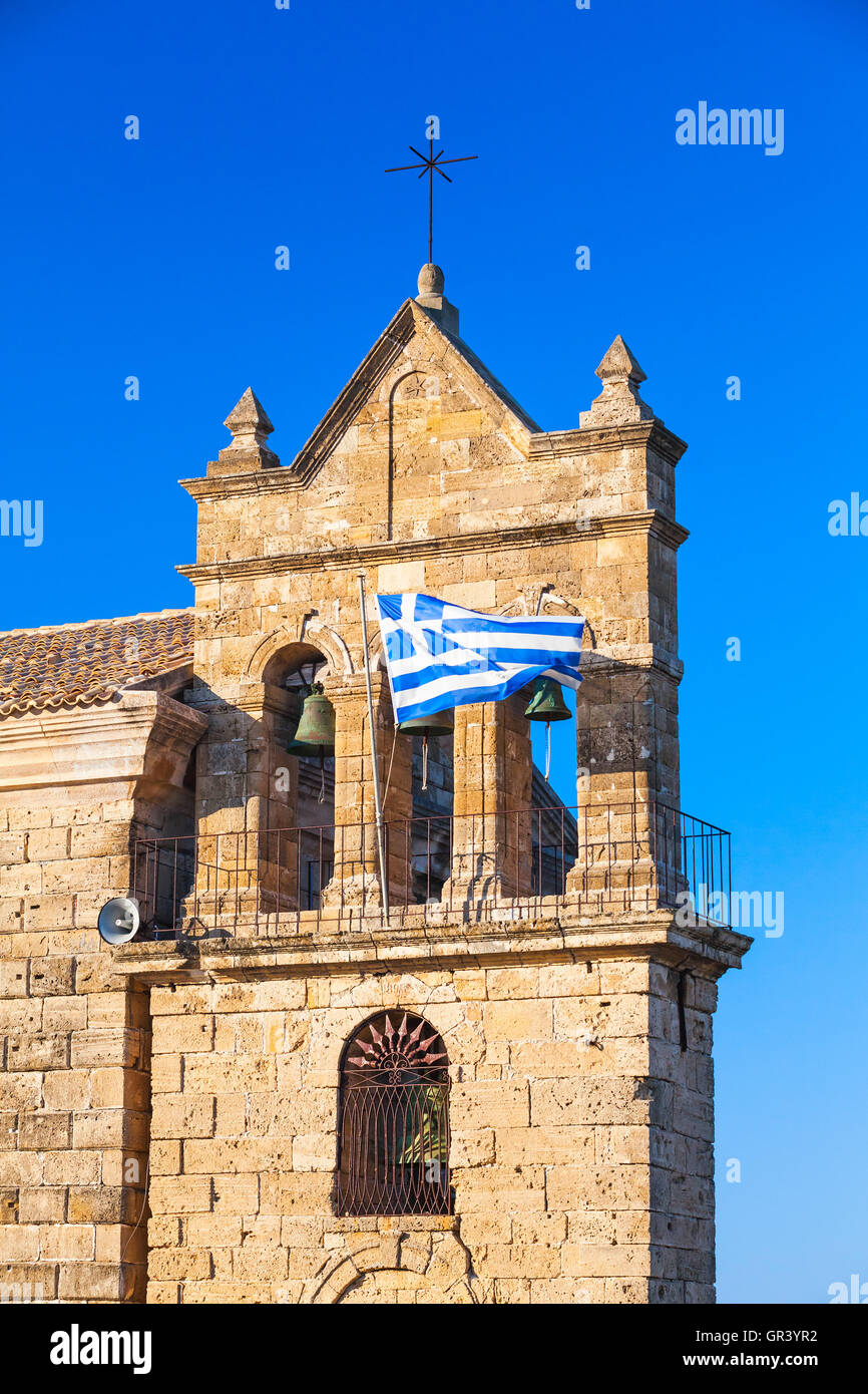 Drapeau grec sur l'église de Saint Nicholas Molou sur place Solomos. Zakynthos, île grecque dans la mer Ionienne Banque D'Images