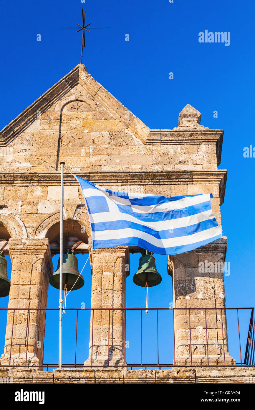 Drapeau grec sur l'église de Saint Nicholas de taupe sur place Solomos. Zakynthos, île grecque dans la mer Ionienne Banque D'Images