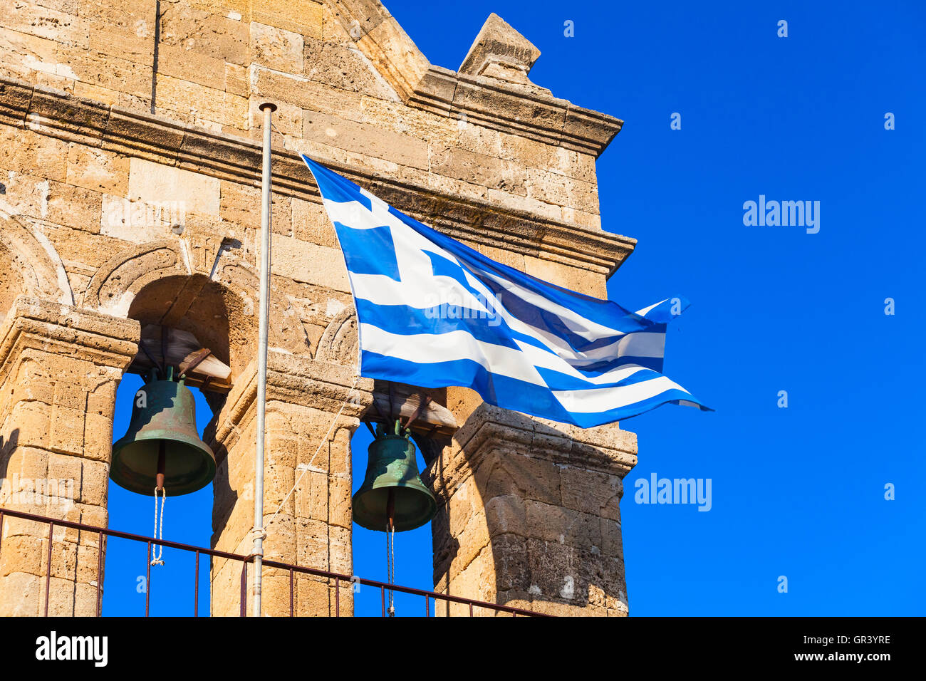 En agitant le drapeau grec sur l'église de Saint Nicholas de taupe sur place Solomos. Zakynthos, île grecque dans la mer Ionienne Banque D'Images