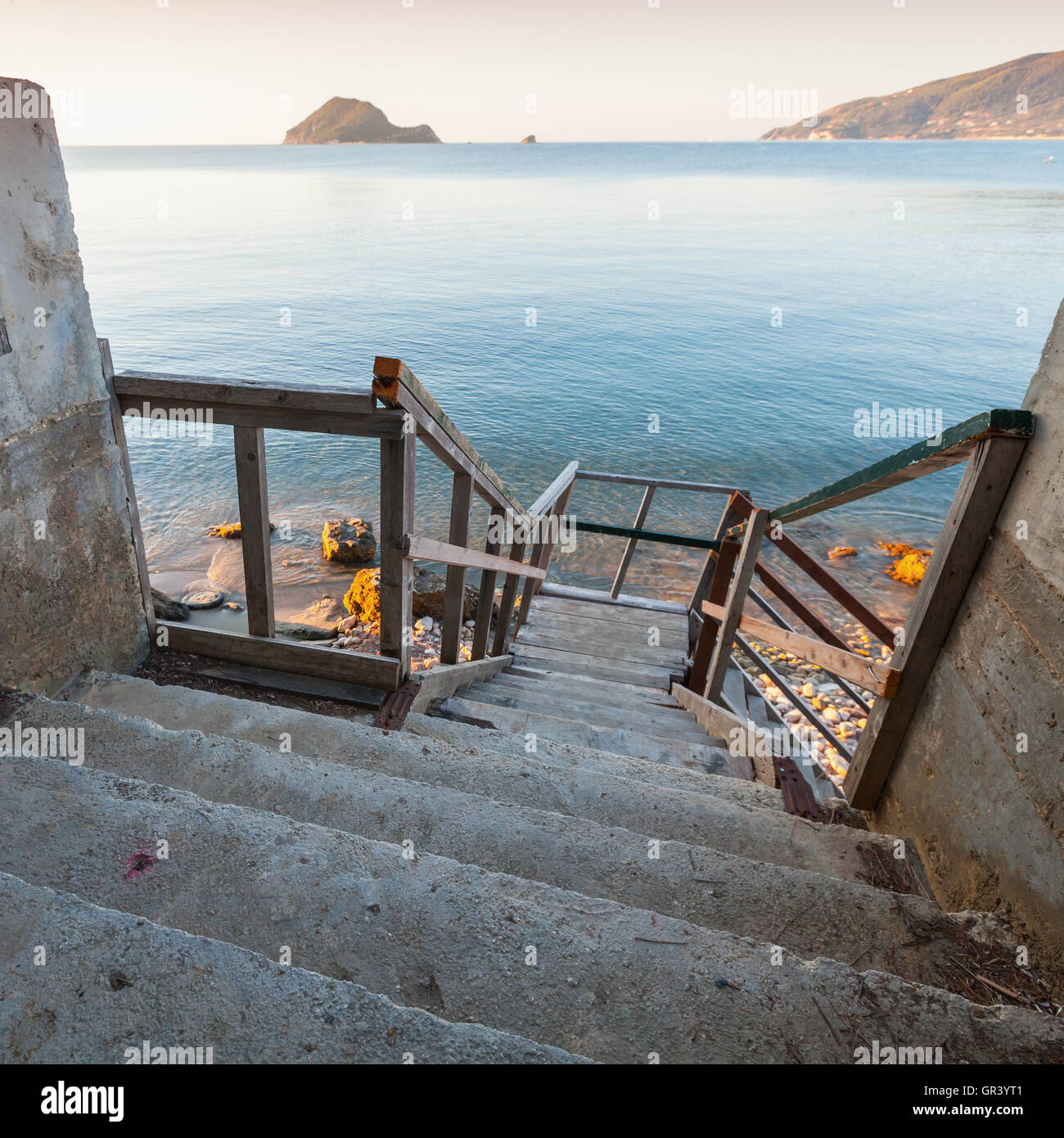 Un escalier descendant jusqu'à la côte. Côtières carrés matin seascape de l'île de Zakynthos, Grèce Banque D'Images