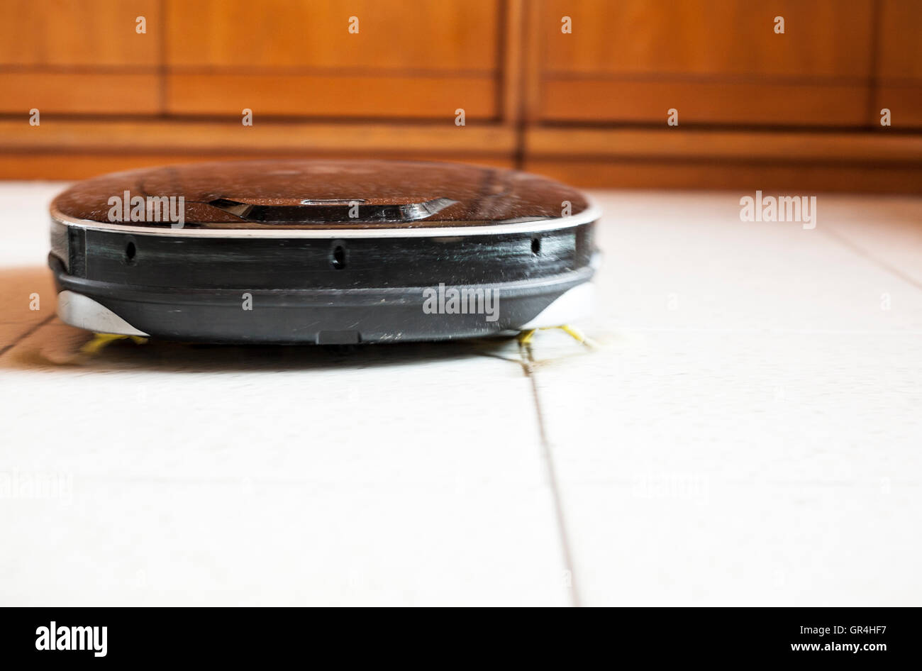 Aspirateur Robot sur marbre carreaux émaillés au travail. Slow motion shot Banque D'Images