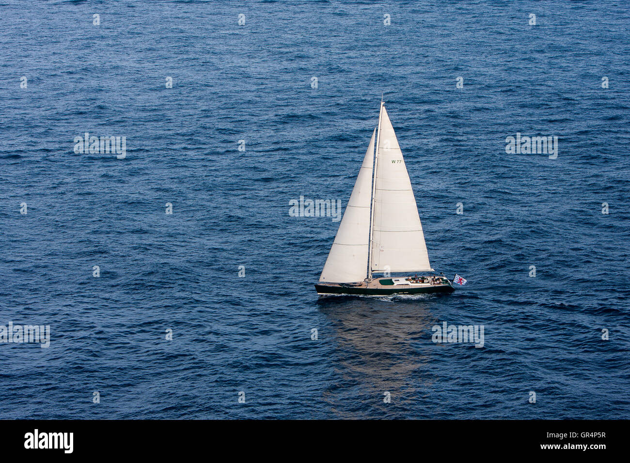 Une vue aérienne de voilier en mer. Banque D'Images
