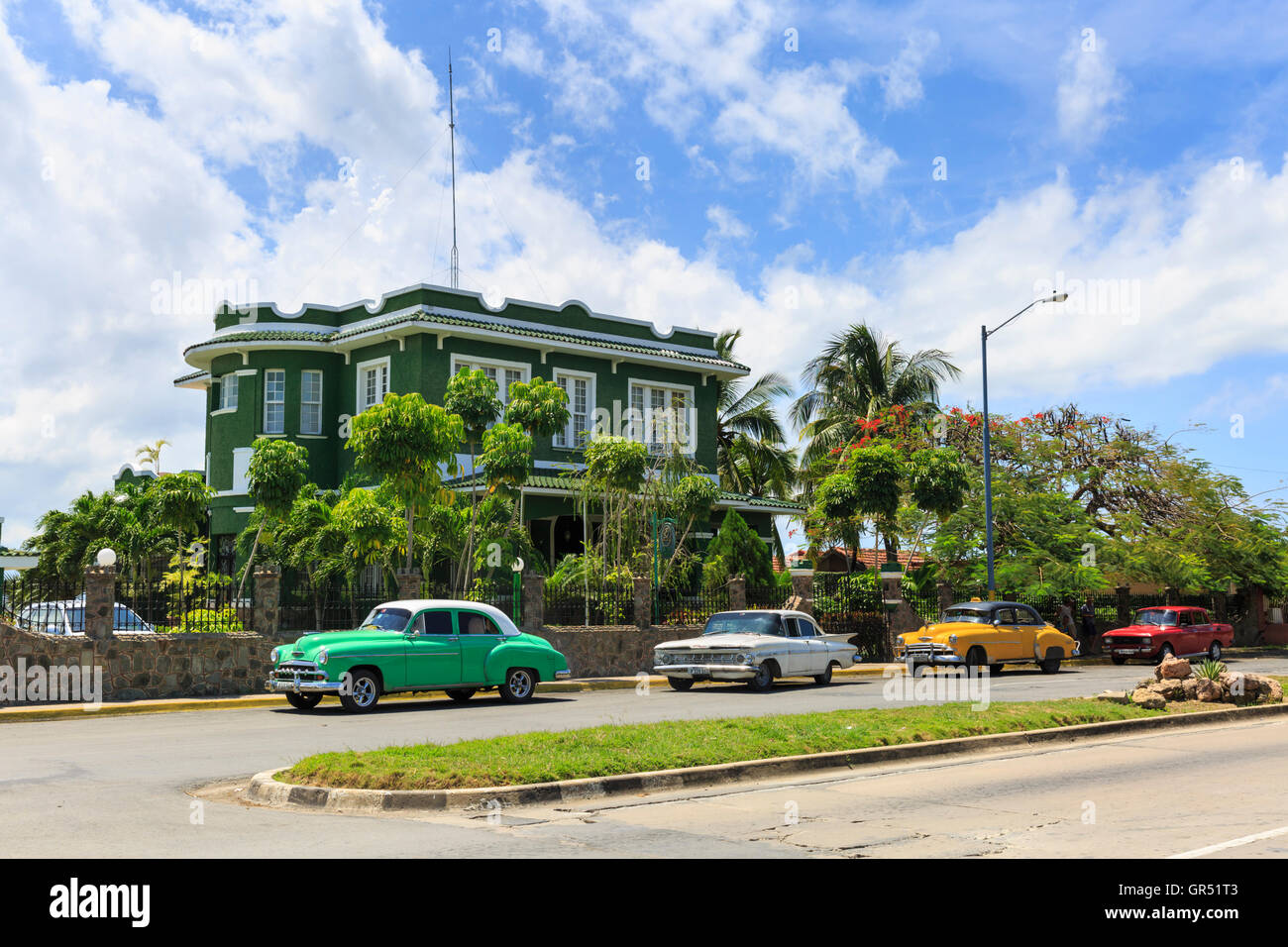 Hôtel Casa Verde avec classic voitures garées à l'extérieur de la région de Punta Gorda, Cienfuegos, Cuba Banque D'Images