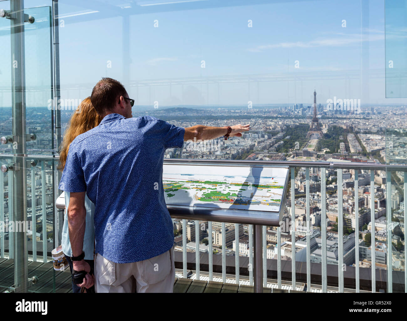 Paris, France. Vue sur la Tour Eiffel depuis le pont d'observation en haut de la Tour Montparnasse. Banque D'Images