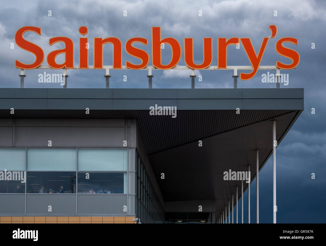 Craigleith supermarché Sainsbury's, Sainsburys Superstore, Blackhall avec ciel sombre. Edimbourg en Ecosse. Banque D'Images