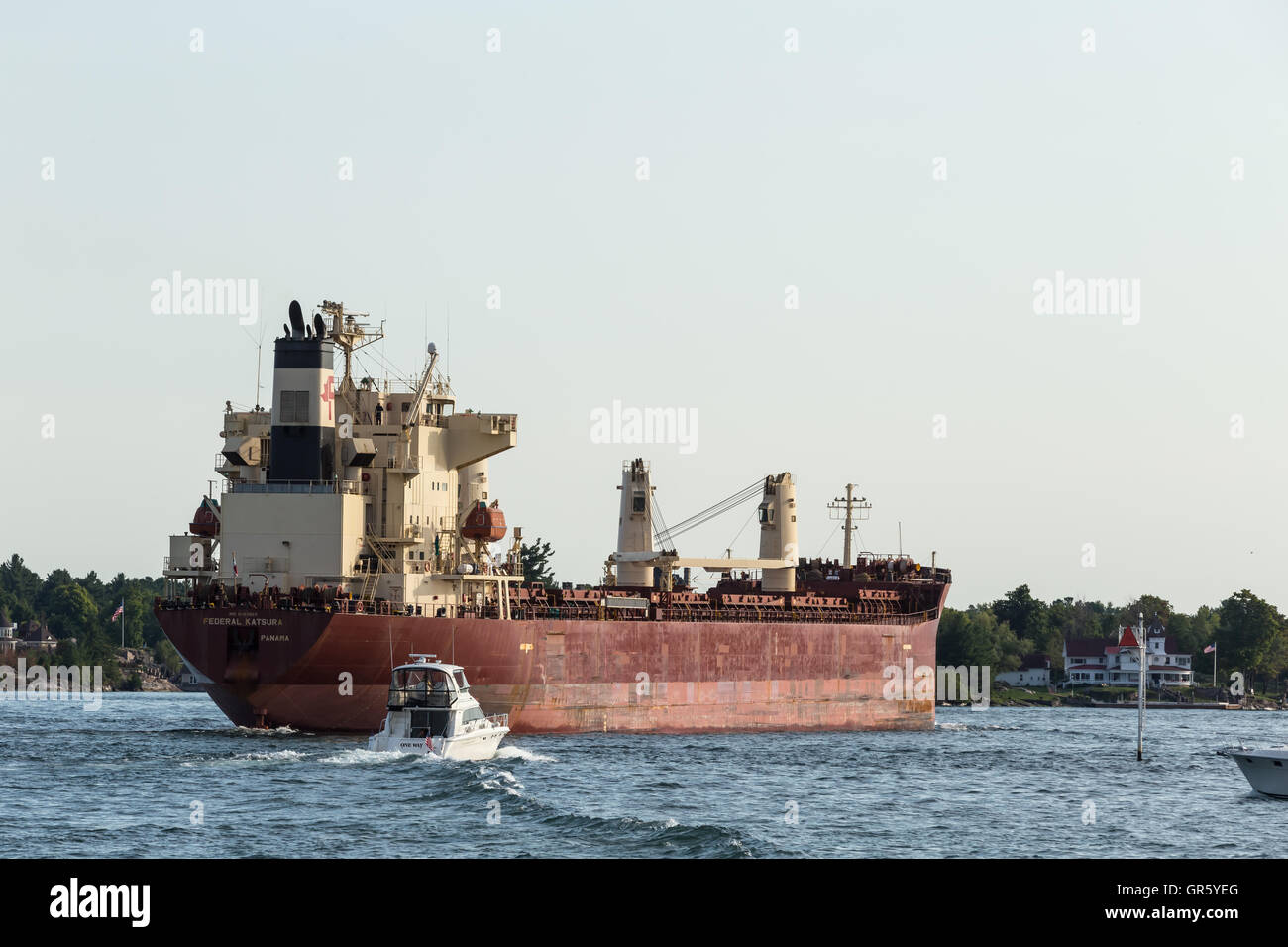 Un grand cargo sur la Voie maritime du Saint-Laurent Banque D'Images