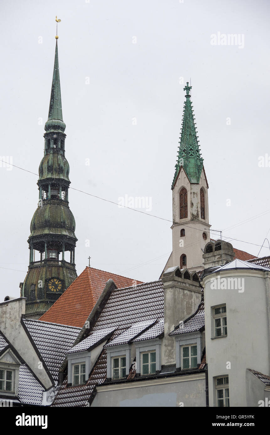 Neige sur des toits et de la Saint Peter spier church dans la vieille ville de Riga, en Lettonie d'hiver Banque D'Images