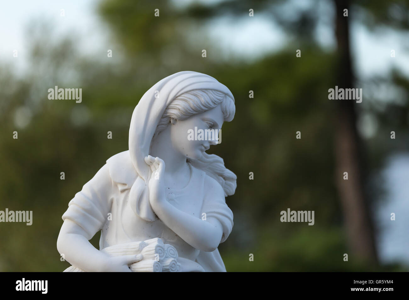 Statue d'une femme belle en été Banque D'Images