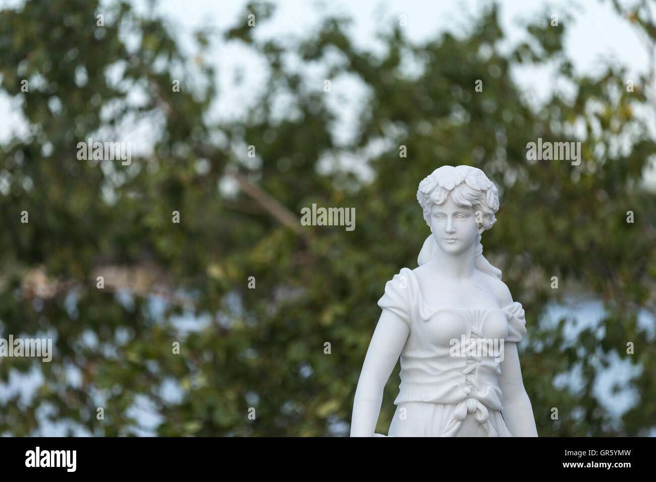 Statue d'une femme belle en été Banque D'Images