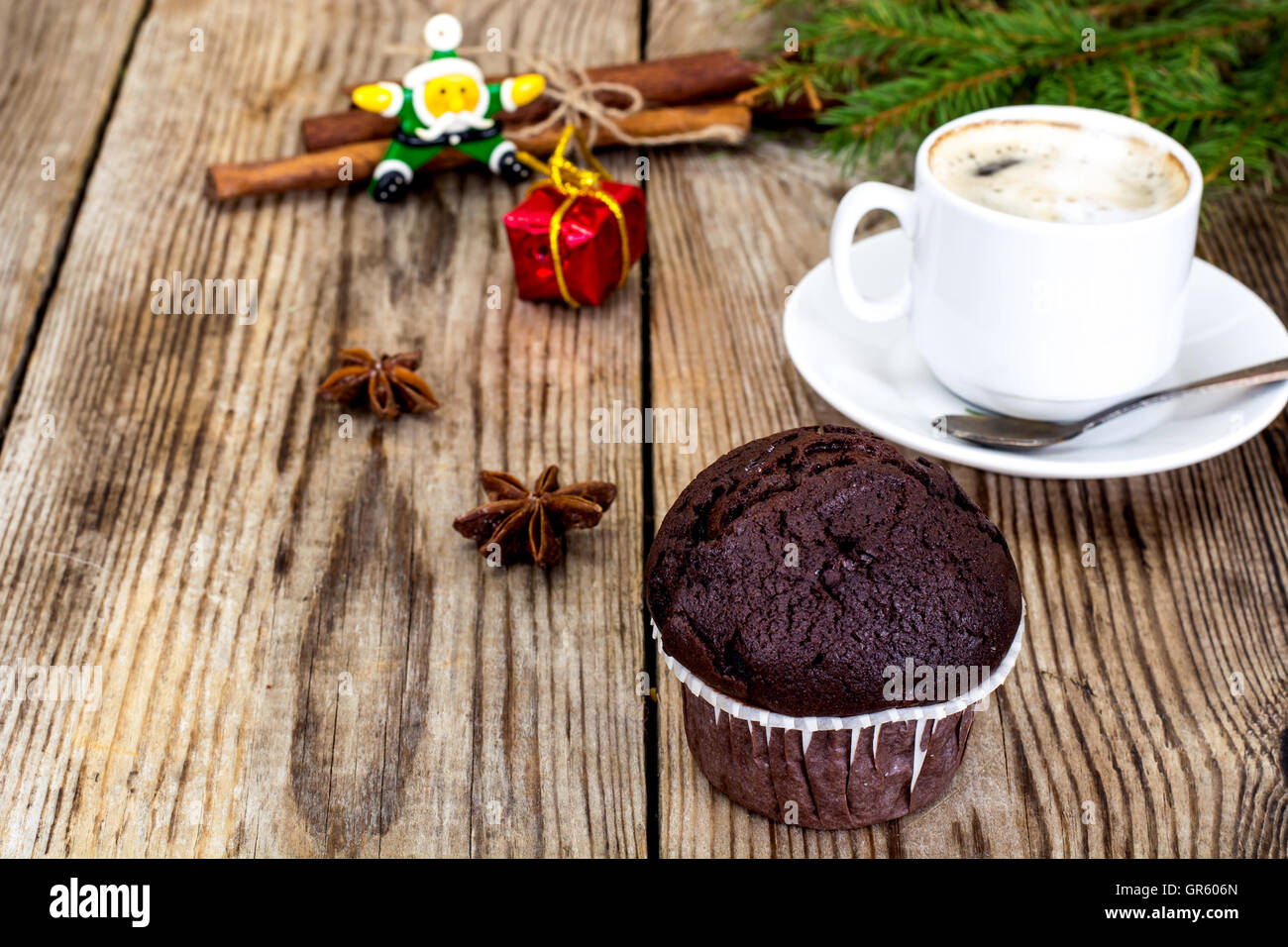 Muffin au chocolat avec le café et le fond de l'arbre de Noël Banque D'Images