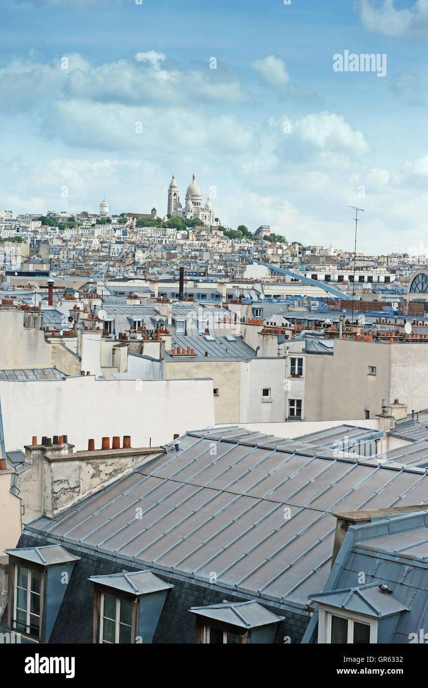 Vue sur Paris. Toits de Paris avec la Basilique du Sacré Coeur en arrière-plan Banque D'Images