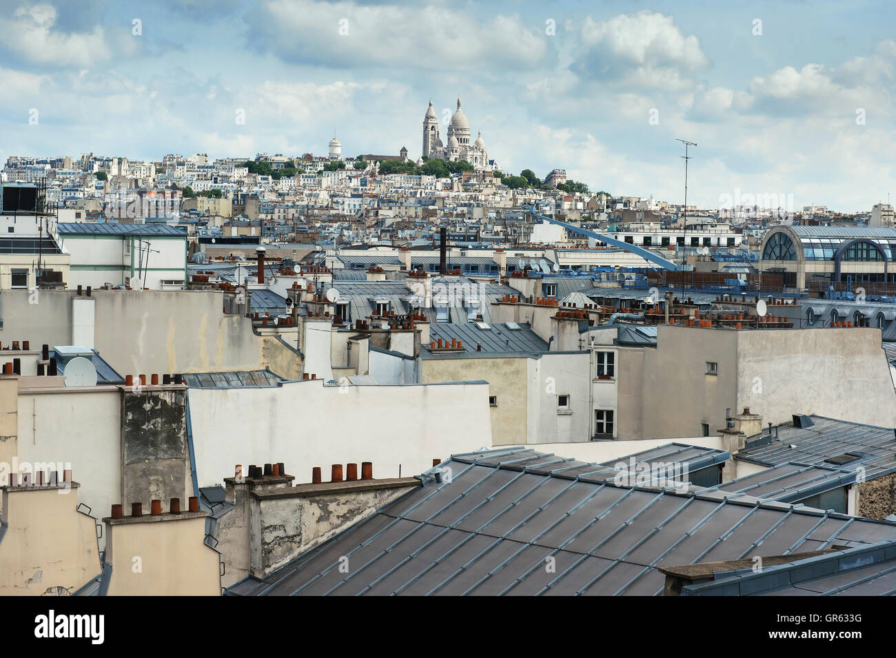 Vue sur Paris. Toits de Paris avec la Basilique du Sacré Coeur en arrière-plan Banque D'Images