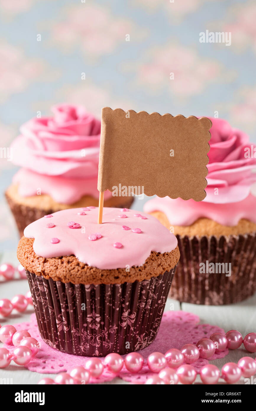 Avec des fleurs rose Cupcake Banque D'Images