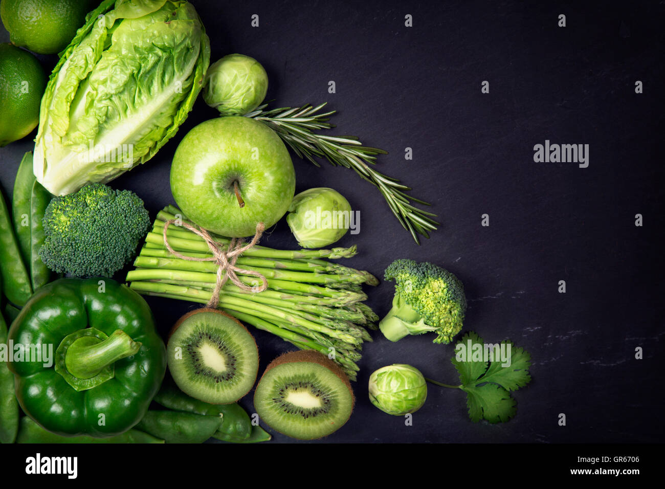 Healphy vert Légumes et fruits sur une ardoise noire Banque D'Images