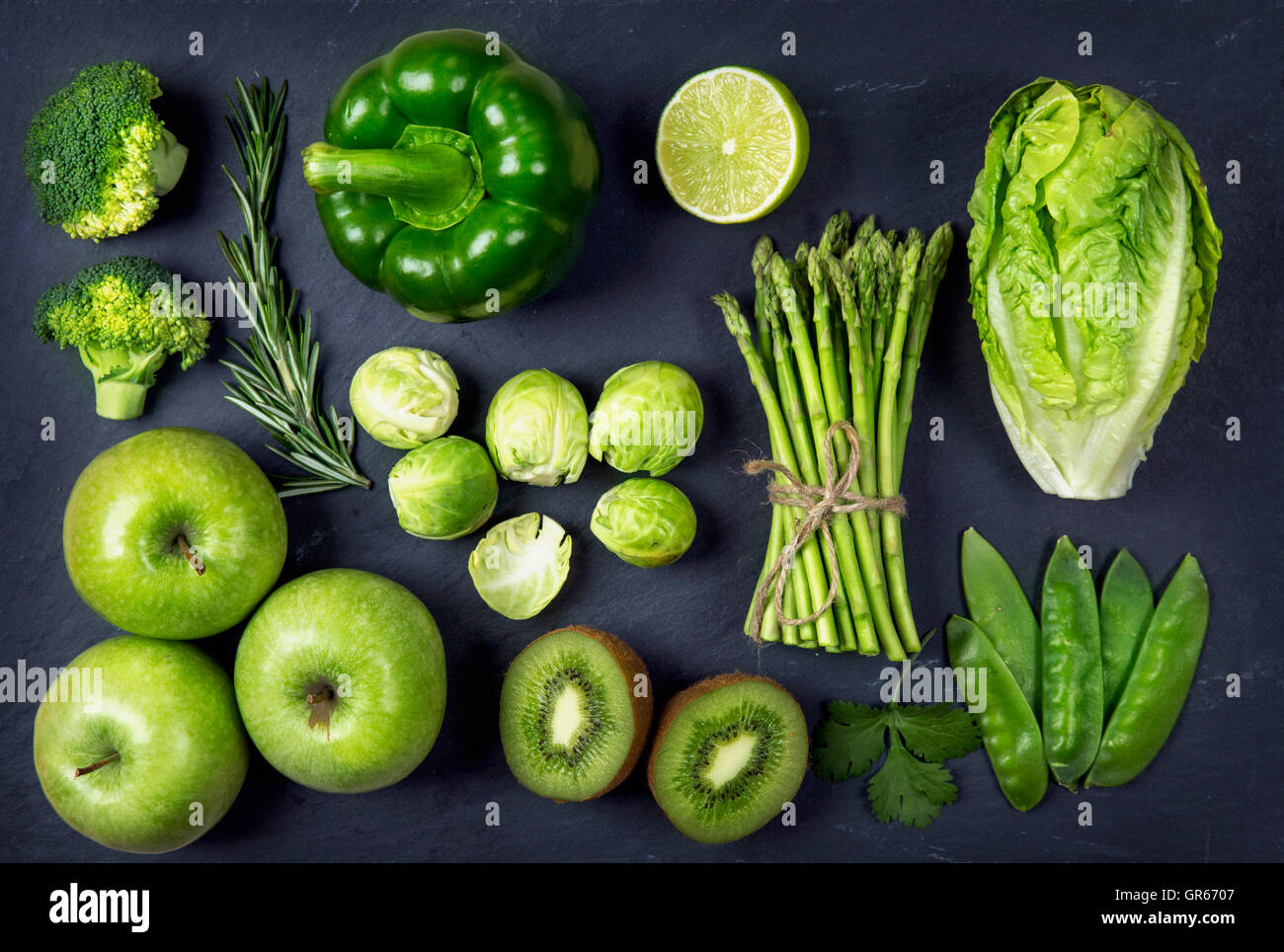 Healphy vert Légumes et fruits sur une ardoise noire Banque D'Images