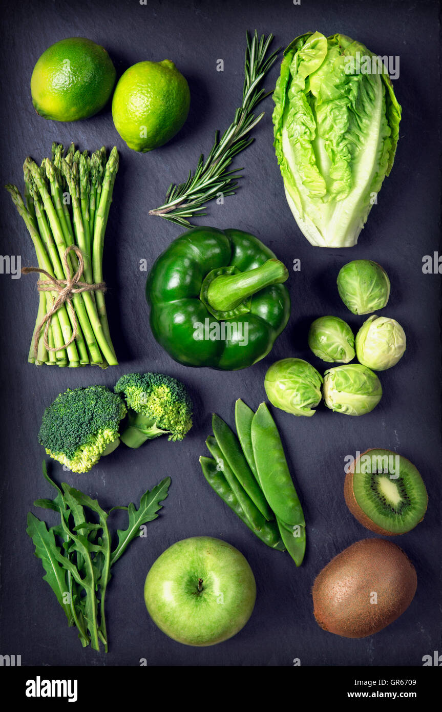 Healphy vert Légumes et fruits sur une ardoise noire Banque D'Images