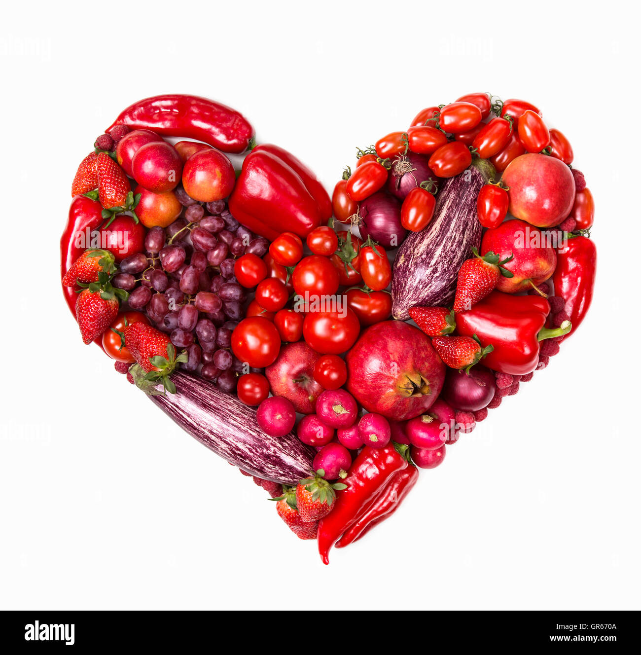 Coeur de fruits rouges et légumes frais isolé sur fond blanc Banque D'Images