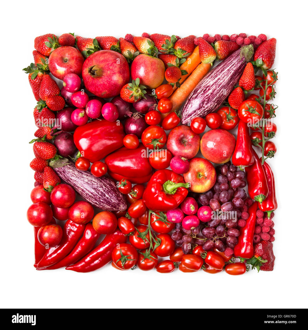 Carré de fruits rouges et légumes frais isolé sur fond blanc Banque D'Images