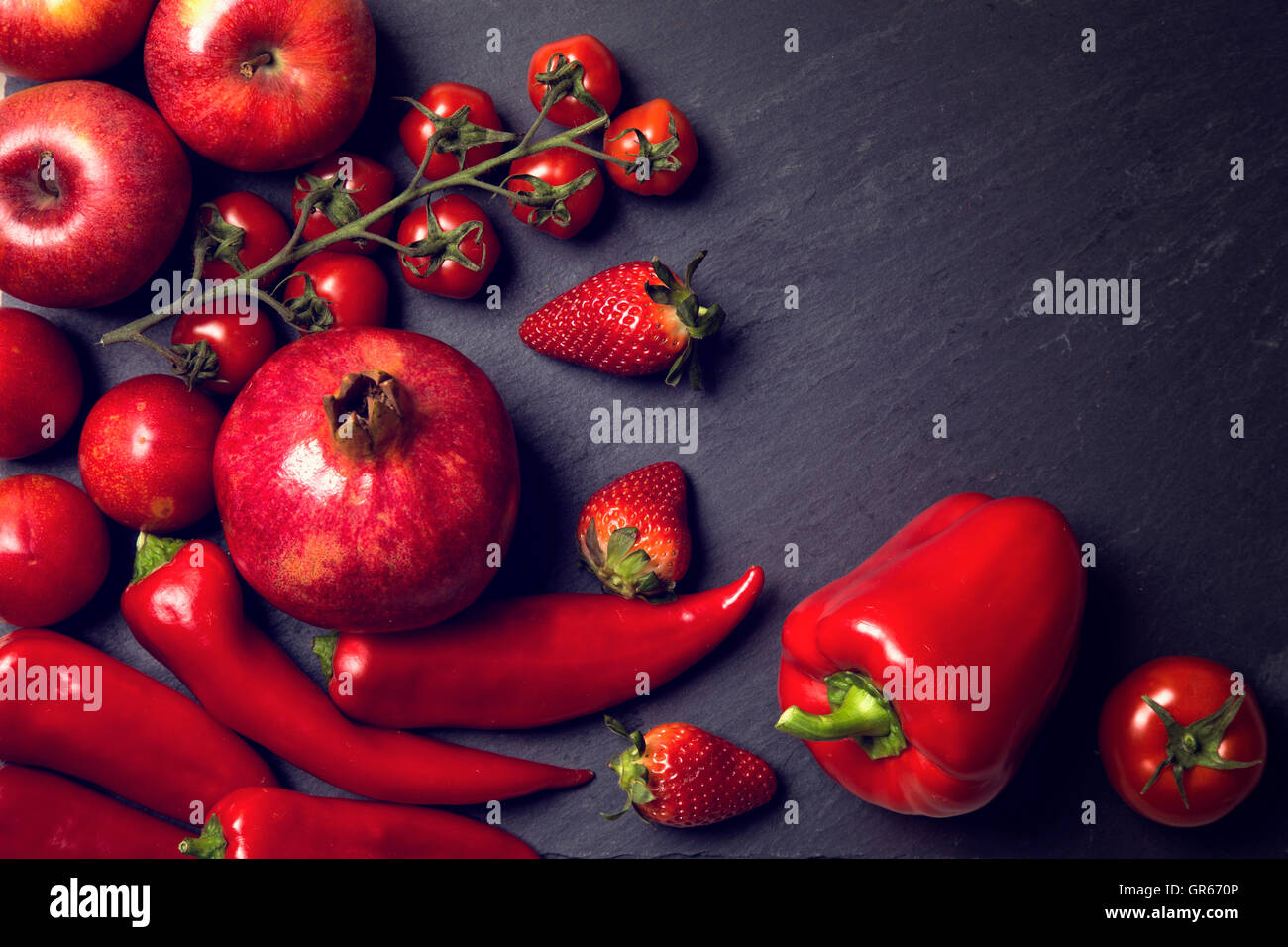 Healphy rouge Légumes et fruits sur une ardoise noire Banque D'Images