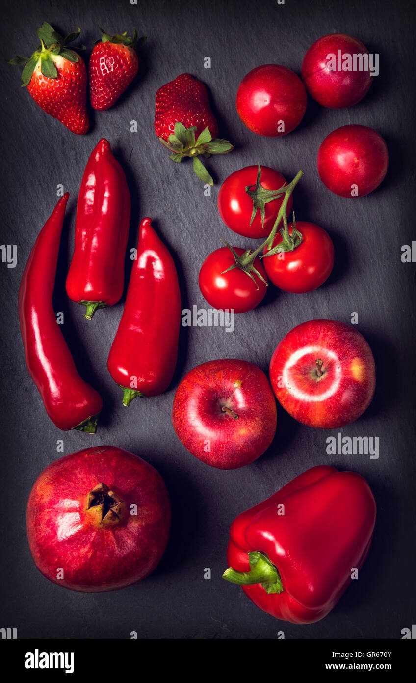 Healphy rouge Légumes et fruits sur une ardoise noire Banque D'Images