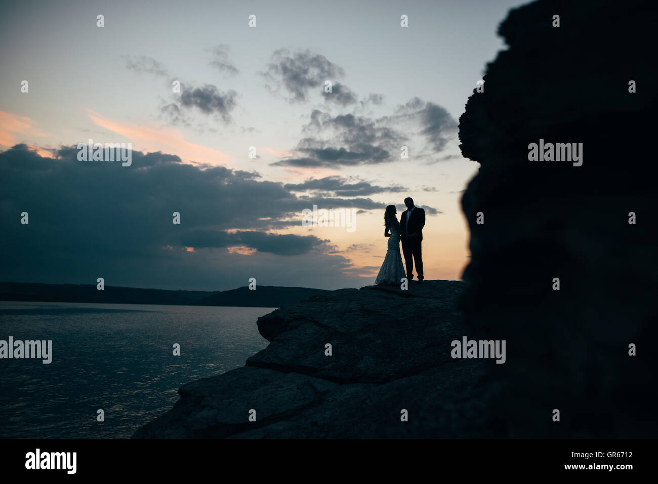 Deux jeunes mariées s'amuser et passer du temps ensemble. Couple mariée au coucher du soleil Banque D'Images Deux jeunes mariées s'amuser et passer du temps ensemble. Couple mariée au coucher du soleil Banque D'Images