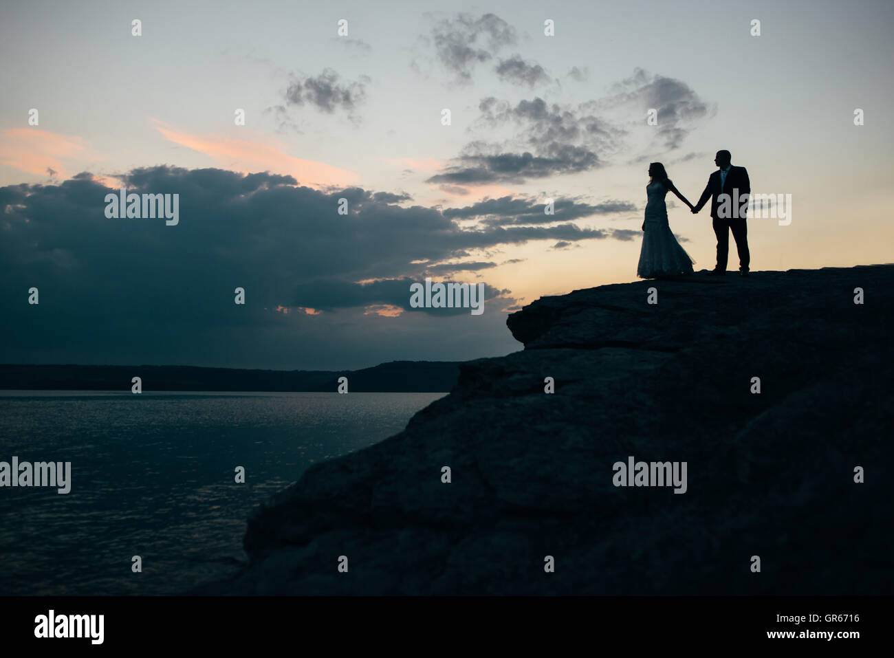 Deux jeunes mariées s'amuser et passer du temps ensemble. Couple mariée au coucher du soleil Banque D'Images Deux jeunes mariées s'amuser et passer du temps ensemble. Couple mariée au coucher du soleil Banque D'Images