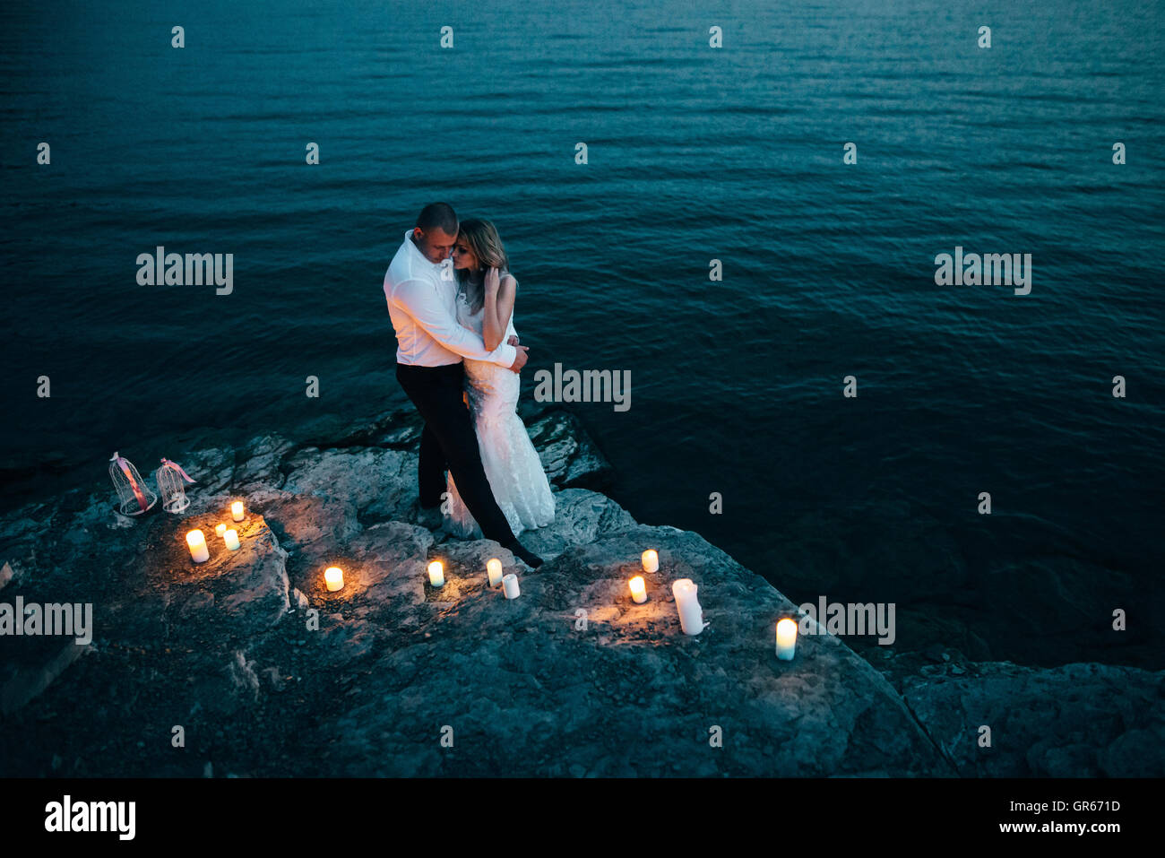 Deux jeunes mariées s'amuser et passer du temps ensemble. Couple mariée au coucher du soleil Banque D'Images Deux jeunes mariées s'amuser et passer du temps ensemble. Couple mariée au coucher du soleil Banque D'Images