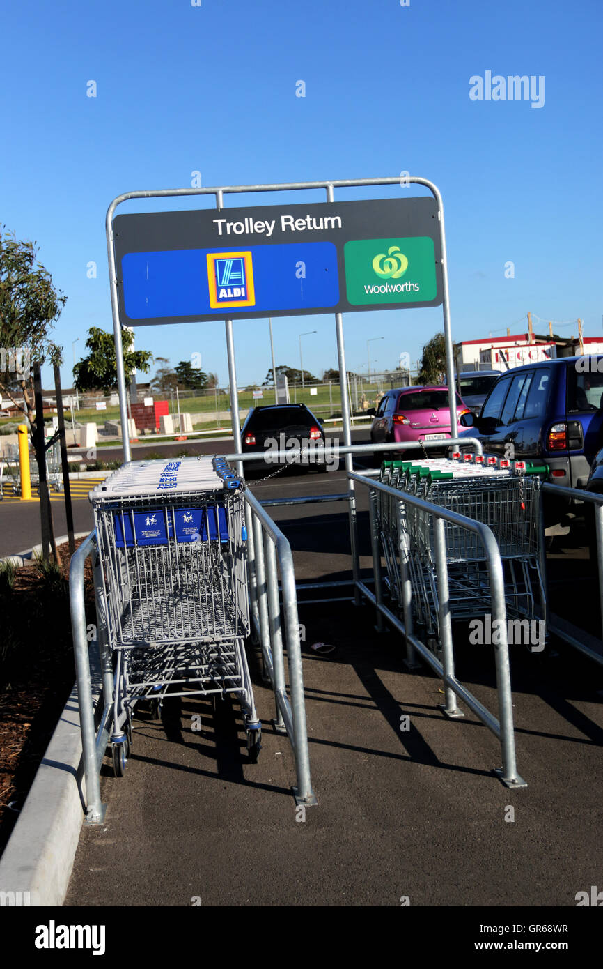 Aldi et Woolworth chariot de supermarché australienne bay Banque D'Images