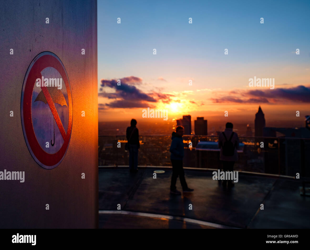 Symbole Quot Quot interdit les parapluies en face de Friendly Sky Banque D'Images