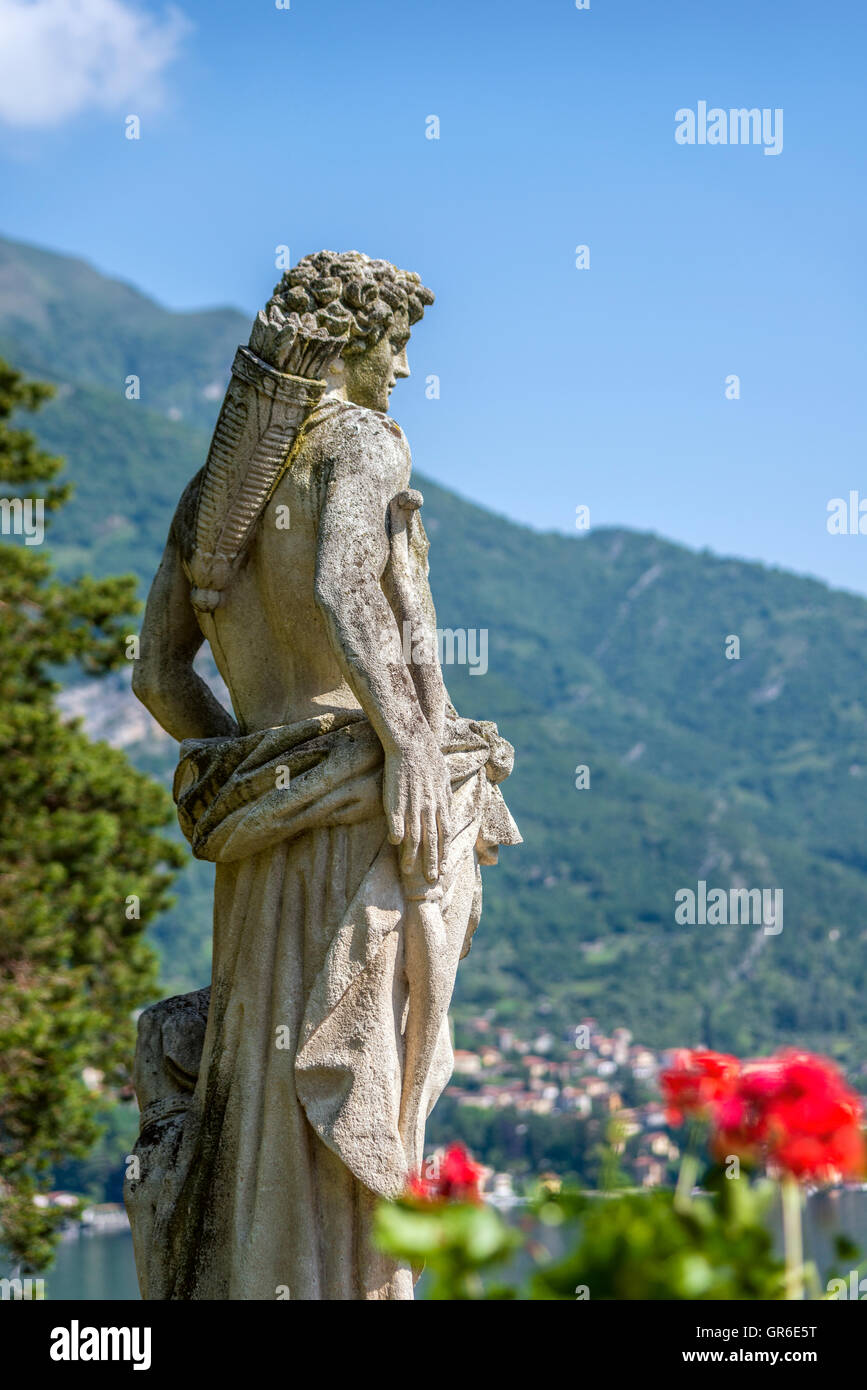 Sculpture romaine de la déesse Diana au jardin de Villa Balbianello, Lenno, Lac de Côme, Lombardie, Italie Banque D'Images