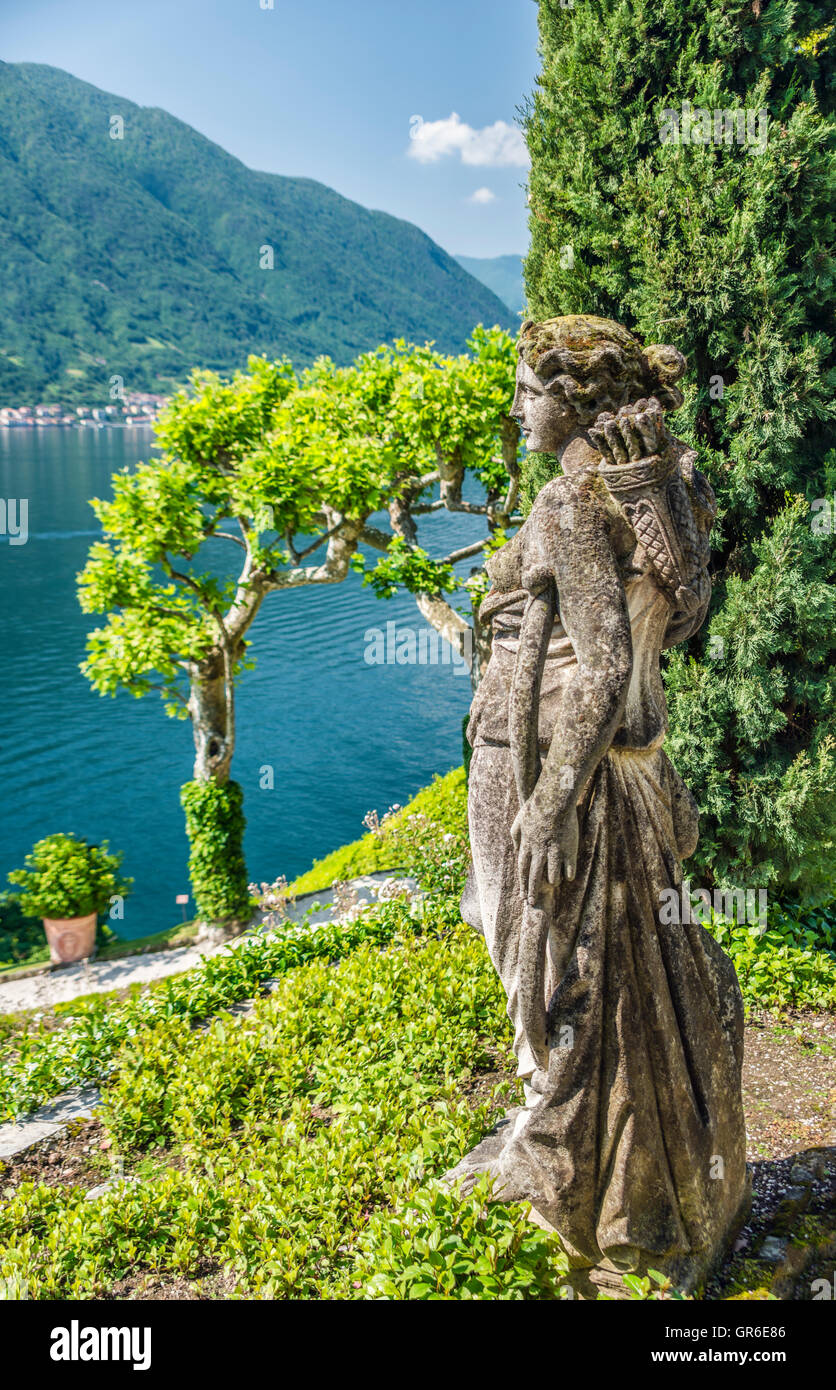 Sculpture ancienne de la déesse Diana au jardin de la Villa Balbianello, Lenno, Lac de Côme, Lombardie, Italie Banque D'Images