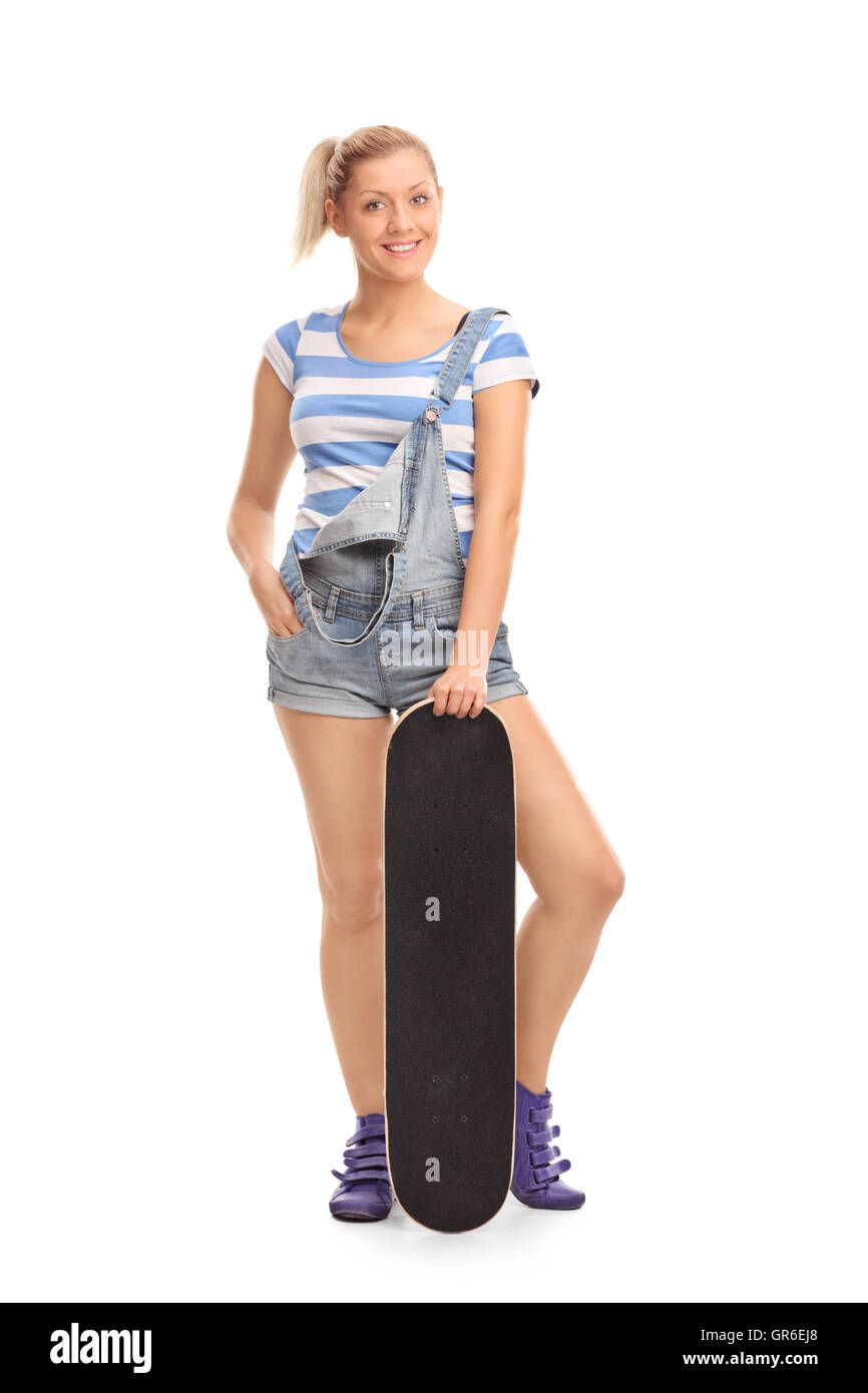 Hipster girl posing with a skateboard isolé sur fond blanc Banque D'Images