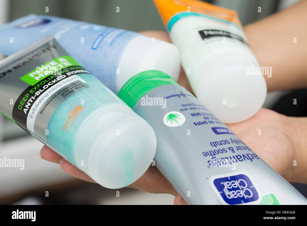 Une variété de produits pour le corps exfoliant contenant des microbilles de plastique Banque D'Images