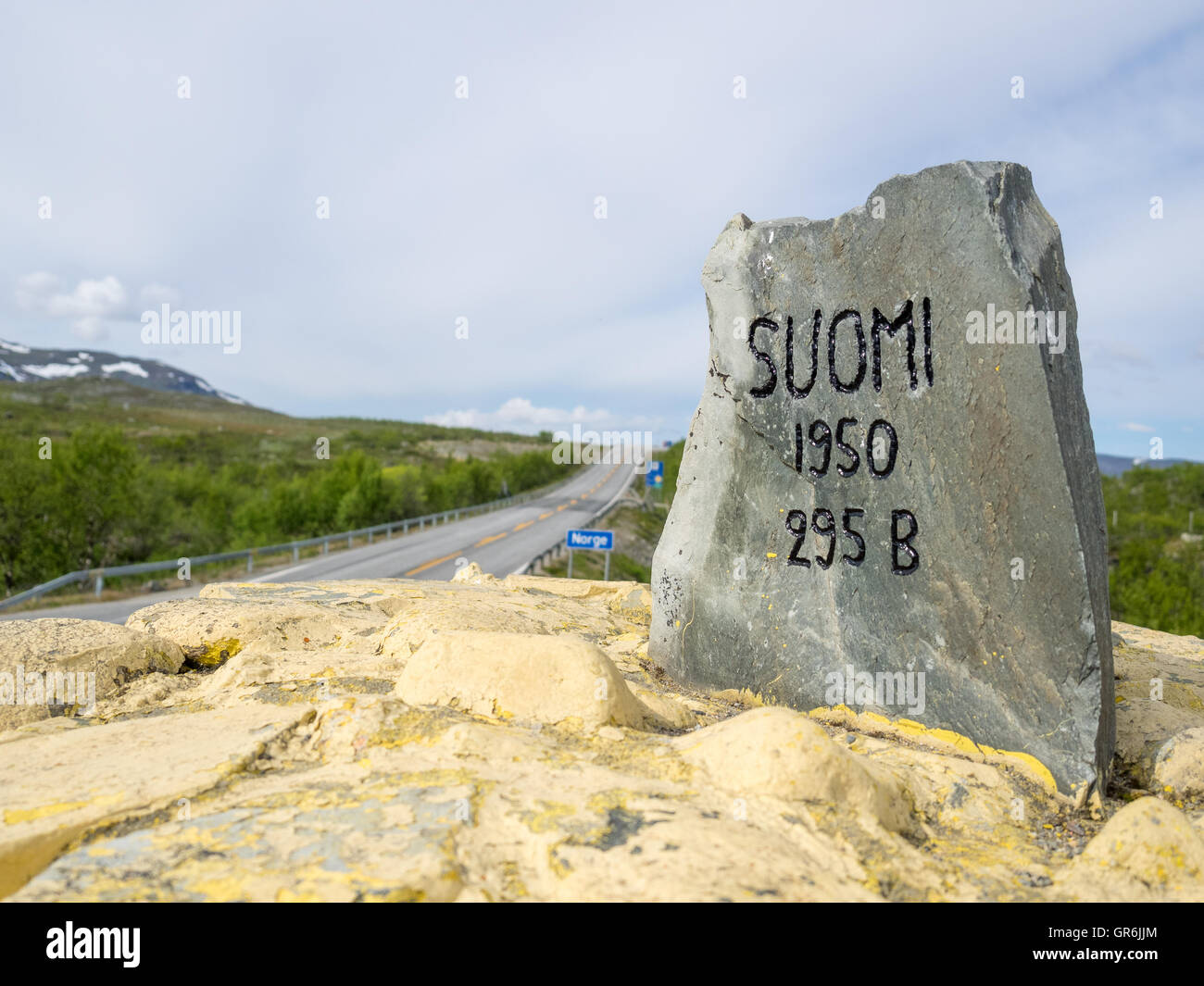 Une pierre marquant la frontière entre la Finlande et la Norvège à Troms County dans le Nord de la Norvège Banque D'Images