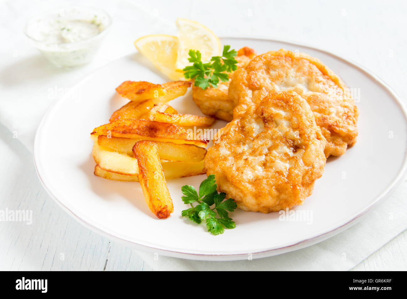 Des croquettes de poisson avec frites sur plaque blanche close up Banque D'Images