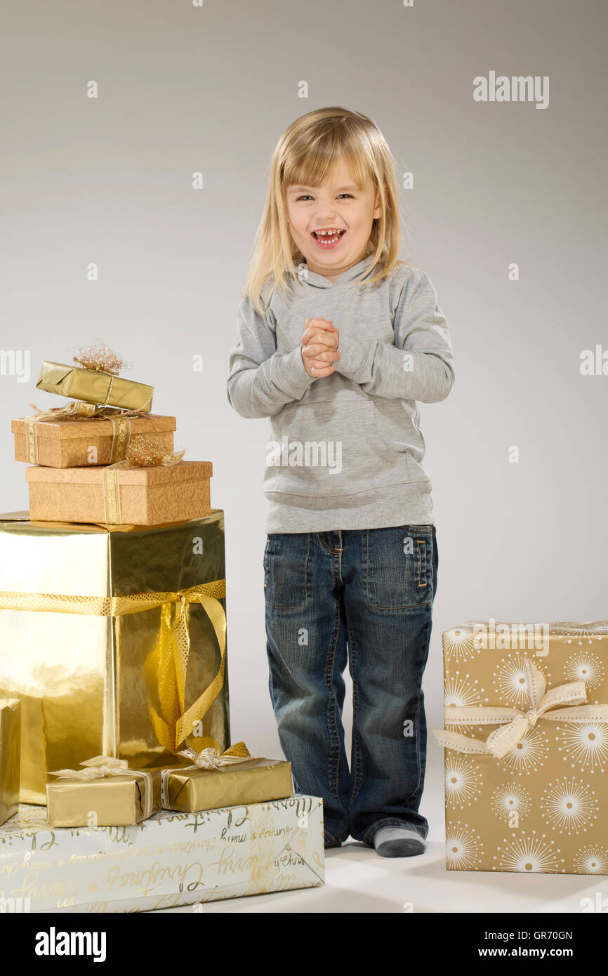 Girl with Christmas Gifts Banque D'Images