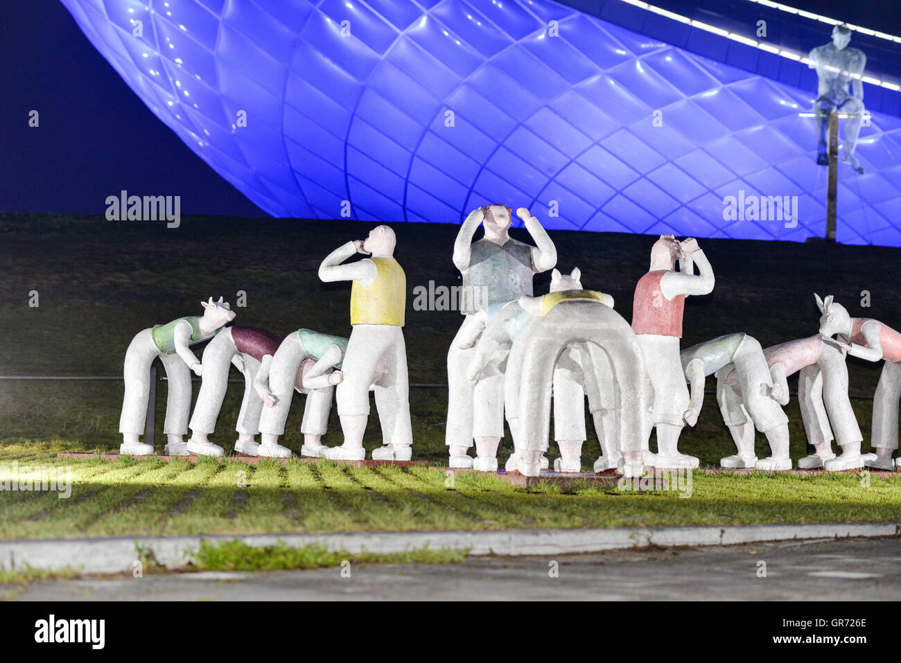 Jeux coréen - Statues dans l'Arc allumé musée d'art moderne -Daegu - La ville colorée ; l'Arc lumineux spécial construire Banque D'Images