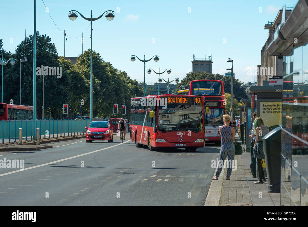 Les autobus et les passagers de Royal Parade à Plymouth. Banque D'Images
