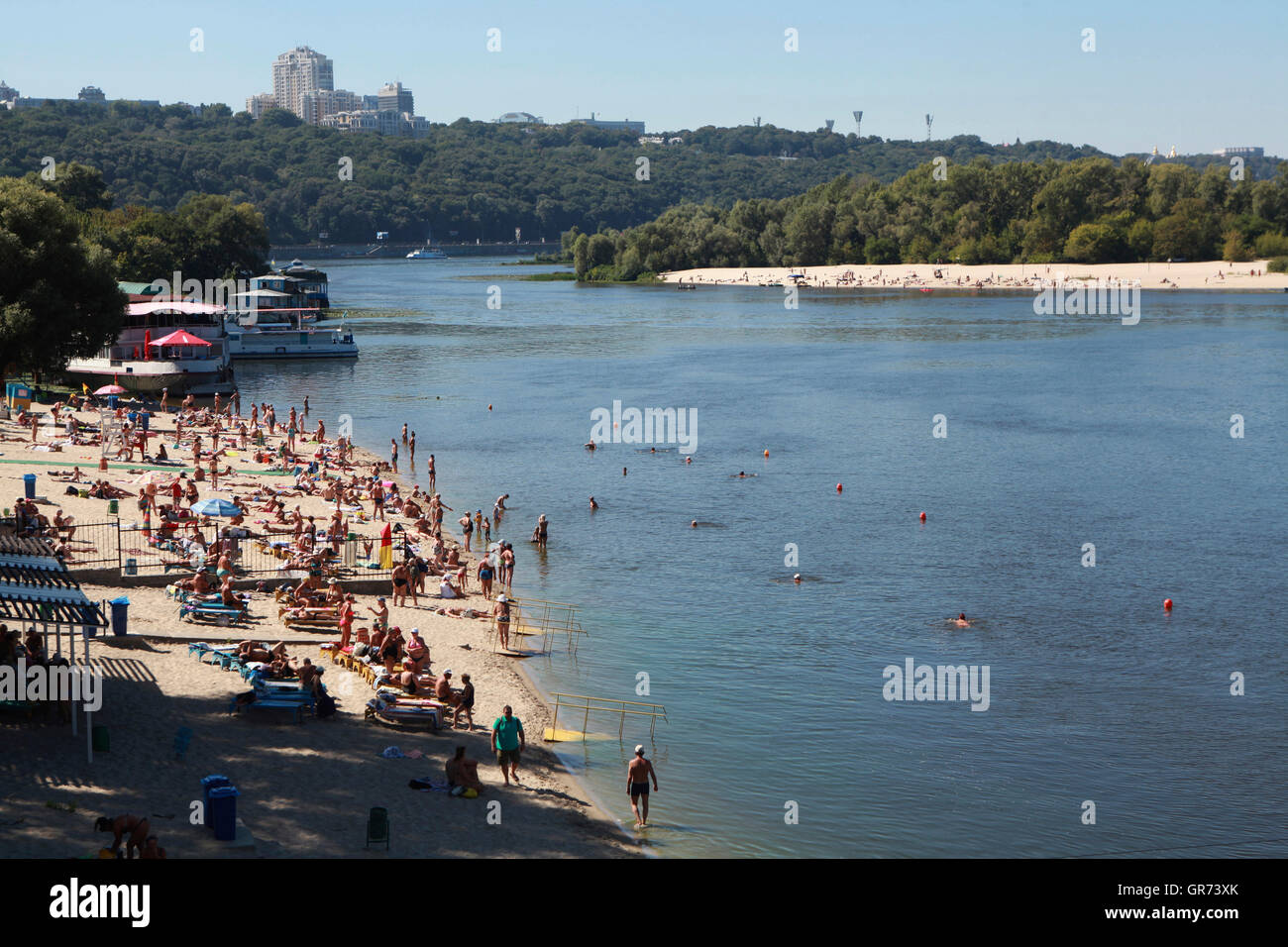 Kiev Hydropark Recreation Area est situé sur plusieurs îles au milieu du fleuve Dniepr autour de métro Hydropark. Banque D'Images