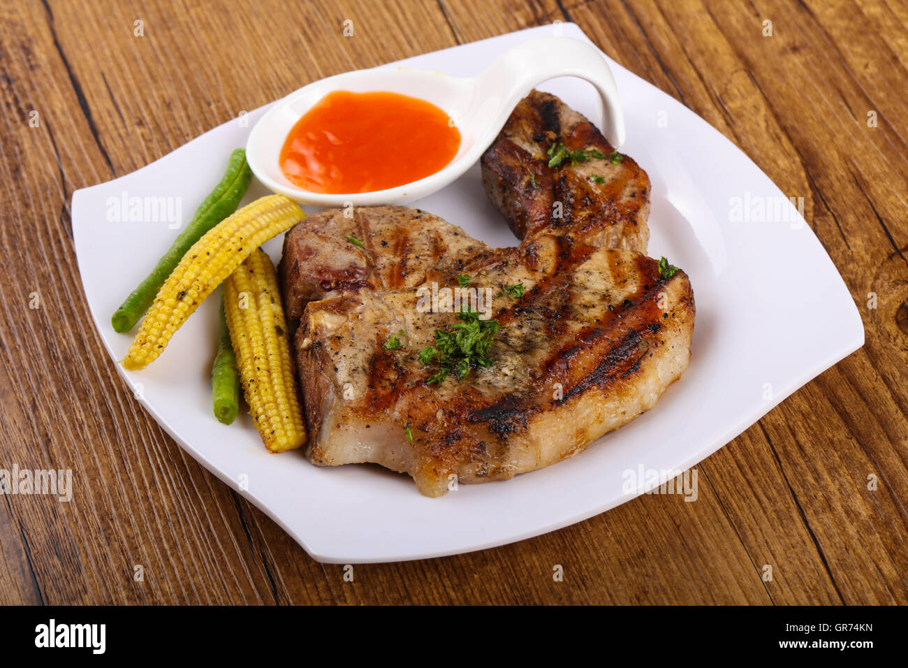 La viande de porc grillé avec légumes et sauce Photo Stock - Alamy