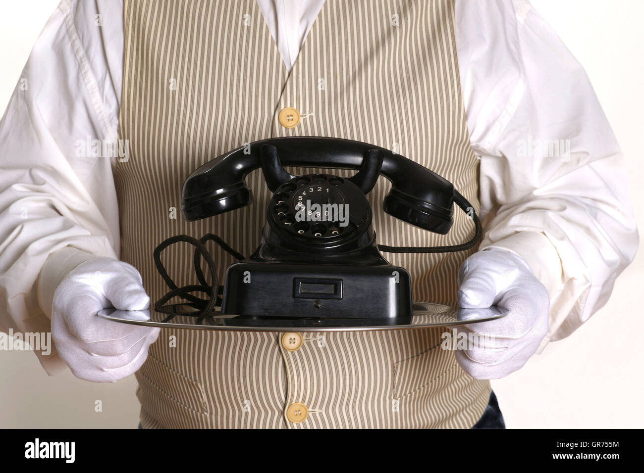 Butler avec un vieux telephon Banque D'Images