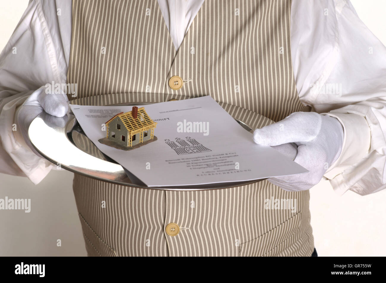 Butler avec un plateau d'argent Banque D'Images