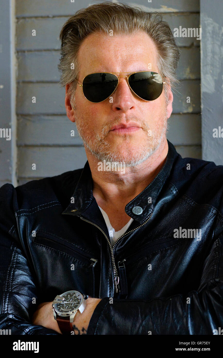 L'homme avec des lunettes de soleil et veste en cuir Photo Stock - Alamy